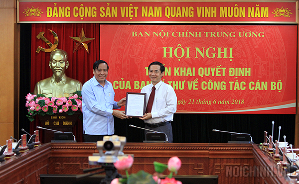 Đồng chí Nguyễn Thanh Bình, Ủy viên Trung ương Đảng, Phó trưởng Ban Thường trực Ban Tổ chức Trung ương trao Quyết định cho đồng chí Nguyễn Thái Học