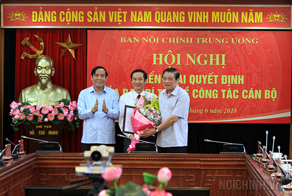 Đồng chí Phan Đình Trạc, Bí thư Trung ương Đảng, Trưởng Ban Nội chính Trung ương tặng hoa chúc mưng đồng chí Nguyễn Thái Học