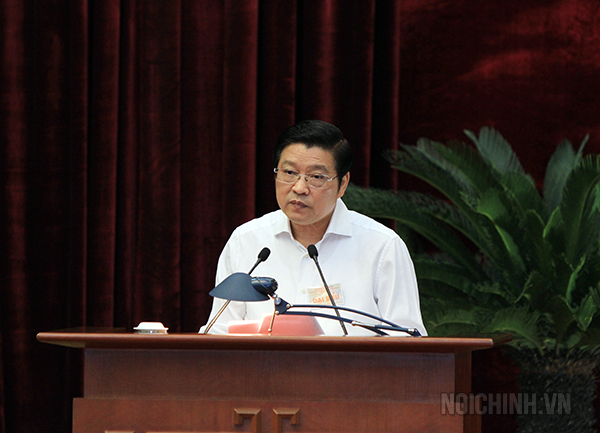 Đồng chí Phan Đình Trạc, Bí thư Trung ương Đảng, Trưởng Ban Nội chính Trung ương, Phó Trưởng ban Thường  trực Chỉ đạo Trung ương về phòng, chống tham nhũng trình bày báo cáo tại Hội nghị