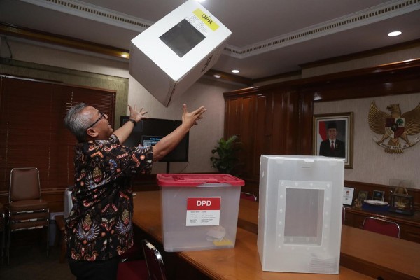 Trưởng Ban Bầu cử quốc gia (KPU) Arief Budiman kiểm tra các thùng phiếu sẽ được sử dụng trong cuộc bầu cử Tổng thống và bầu cử Quốc hội năm 2019 tại trụ sở Ủy ban tại Jakarta