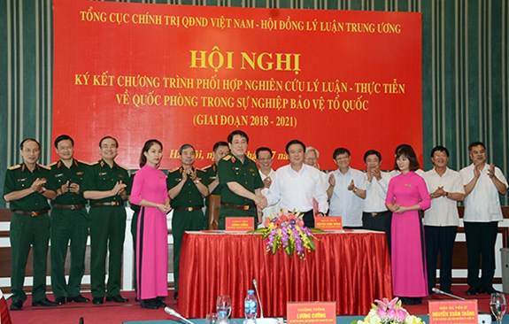 Đại diện Tổng cục Chính trị Quân đội nhân dân Việt Nam và Hội đồng Lý luận Trung ương ký kết chương trình phối hợp nghiên cứu