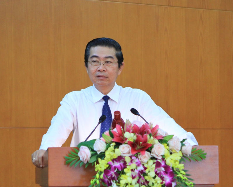 Đồng chí Võ Văn Dũng, Ủy viên Trung ương Đảng, Phó Trưởng ban Thường trực Ban Nội chính Trung ương trình bày báo cáo tại Hội nghị