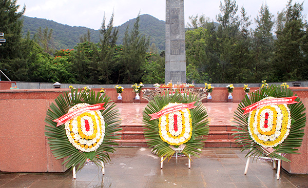 Vòng hoa của Ban Nội chính Trung ương, đồng chí Phan Đình Trạc và đồng chí Võ Văn Dũng dâng tại nghĩa trang Hàng Dương