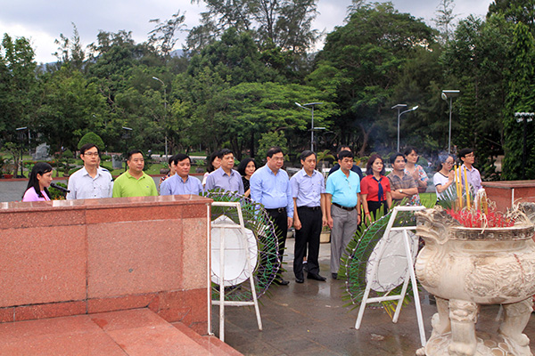 Đoàn công tác Ban Nội chính Trung ương dâng hương, hoa tại nghĩa trang Hàng Dương