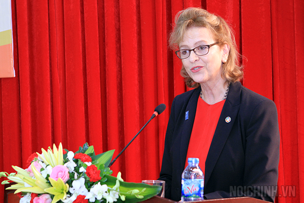 Bà Caitlin Weiesen-Antin, Giám đốc Chương trình phát triển Liên Hợp quốc tại Việt Nam phát biểu tại Hội thảo