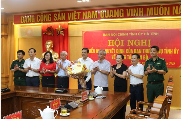 Đồng chí Võ Trọng Hải, tân Trưởng Ban Nội chính Tỉnh ủy Hà Tĩnh nhận Quyết định bổ nhiệm