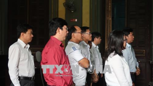 Bị cáo Lê Quang Trí (đứng cuối hàng) và các đồng phạm tại phiên tòa phúc thẩm ngày 13-8