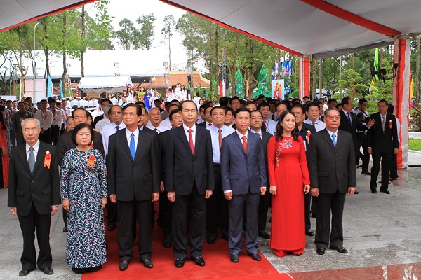 Các đồng chí lãnh đạo, nguyên lãnh đạo Đảng, Nhà nước dâng hương, hoa tại khu di tích đền thờ Chủ tịch nước Tôn Đức Thắng