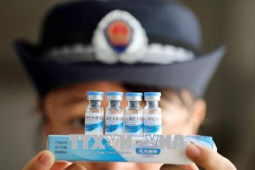 Lực lượng chức năng kiểm tra việc cung ứng vaccine tại Dung An, khu tự trị dân tộc Choang Quảng Tây, Trung Quốc ngày 23-7. Ảnh: EPA/TTXVN 