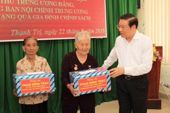 Đồng chí Phan Đình Trạc tặng quà các Mẹ Việt Nam Anh hùng của tỉnh Sóc Trăng