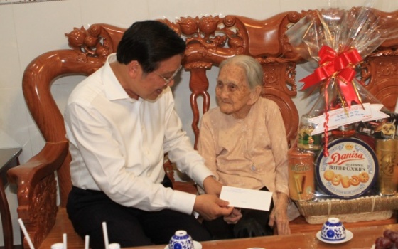 Đồng chí Phan Đình Trạc, thăm, tặng quà Mẹ Việt Nam Anh hùng Ngô Thị Sáu