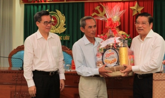 Đồng chí Phan Đình Trạc, thăm, tặng quà Anh hùng Lực lượng vũ trang nhân dân Phan Thành Lập