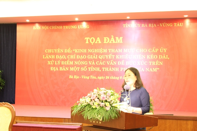 Đồng chí Nguyễn Thị Yến, Phó Bí thư Thường trực Tỉnh ủy, Trưởng Đoàn đại biểu tỉnh Bà Rịa - Vũng Tàu phát biểu tại buổi Tọa đàm