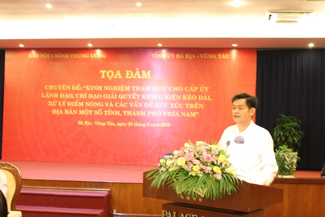 Đồng chí Phan Bá, Vụ trưởng Vụ Công tác phía Nam Ban Nội chính Trung ương trình bày Báo cáo đề dẫn