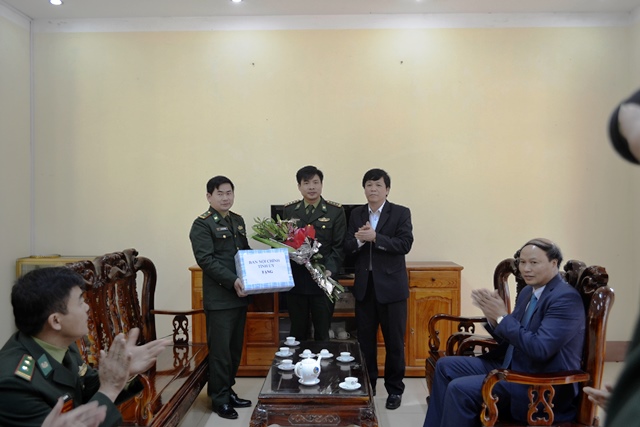 Lãnh đạo Ban Nội chính Tỉnh ủy Cao Bằng thăm và tặng quà tại Đồn Biên phòng Đức Long, huyện Thạch An, tỉnh Cao Bằng