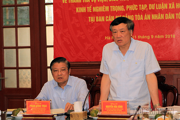 Đồng chí Nguyễn Hòa Bình, Bí thư Trung ương Đảng, Chánh án Tòa án nhân dân tối cao phát biểu tại Hội nghị