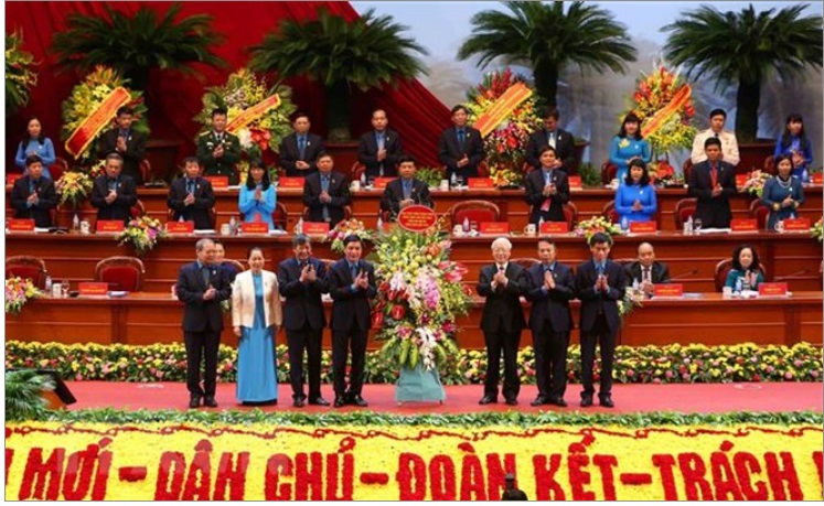 Tổng Bí thư Nguyễn Phú Trọng trao tặng lẵng hoa của Ban Chấp hành Trung ương Đảng chúc mừng Đại hội
