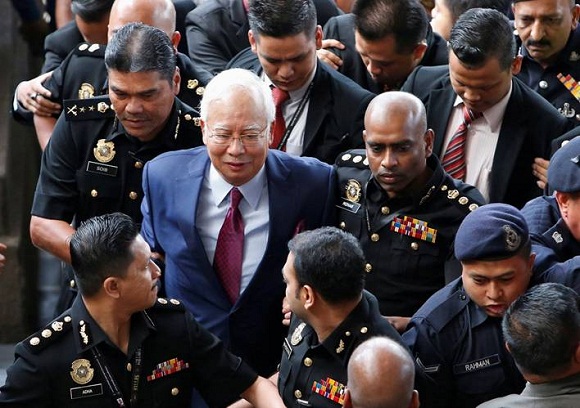 Cựu Thủ tướng Malaysia Najib Razak được dẫn giải ra tòa ngày 4-7 