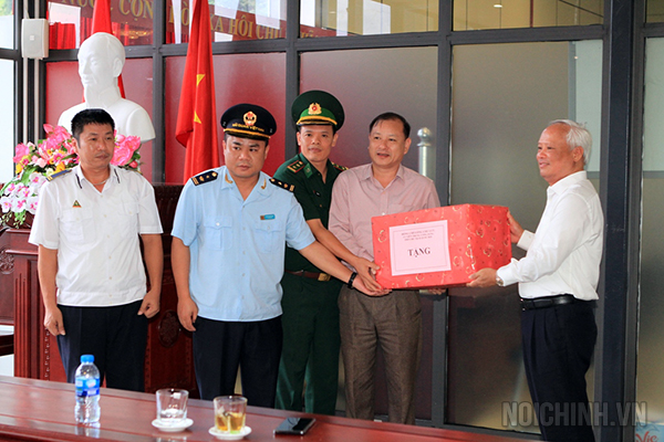 Đồng chí Uông Chu Lưu thăm, tặng quà các đơn vị chức năng tại cửa khẩu quốc tế Hữu Nghị, Lạng Sơn