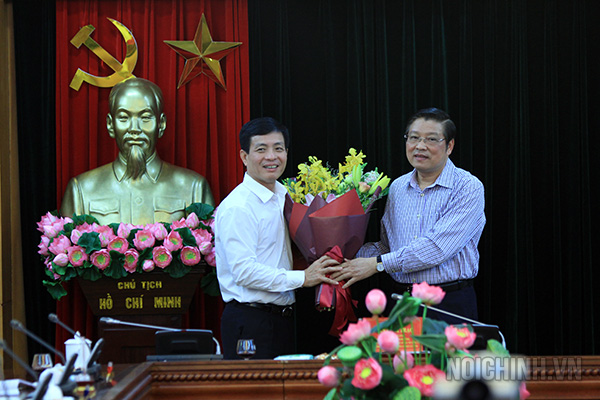 Đồng chí Phan Đình Trạc, Bí thư Trung ương Đảng, Trưởng Ban Nội chính Trung ương trao Quyết định và tặng hoa chúc mừng đồng chí Nguyễn Đại Nghĩa