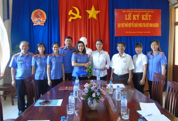 Viện kiểm sát nhân dân huyện và Tòa án nhân dân huyện Phú Hòa, tỉnh Phú Yên ký kết Quy chế phối hợp 