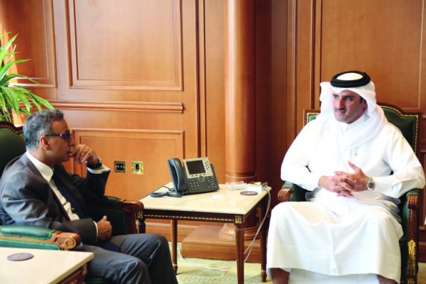 Chủ tịch Cơ quan Kiểm soát Hành chính và Minh bạch Qatar, Hamad bin Nasser Al Misned, họp với Đại sứ Vương quốc Anh tại Nhà nước Qatar, Ajay Sharma