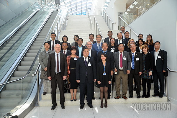 Các đại biểu chụp ảnh lưu niệm tại Trụ sở của Tổ chức OECD