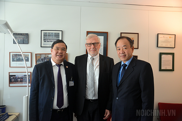 Đồng chí Phạm Gia Túc, Phó trưởng Ban Nội chính Trung ương và đồng chí Nguyễn Thiệp, Đại sứ Việt Nam tại Pháp chụp ảnh cùng Ông Patrick Moulette, Trưởng bộ phận phòng, chống tham nhũng của OECD