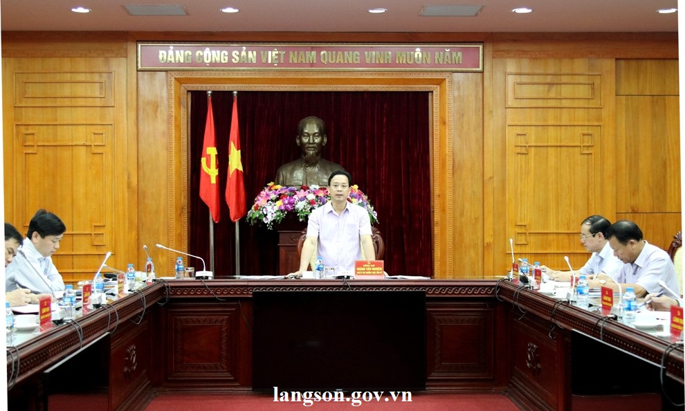 Đồng chí Hoàng Văn Nghiệm, Phó Bí thư Thường trực Tỉnh ủy, Chủ tịch HĐND tỉnh chủ trì Hội nghị