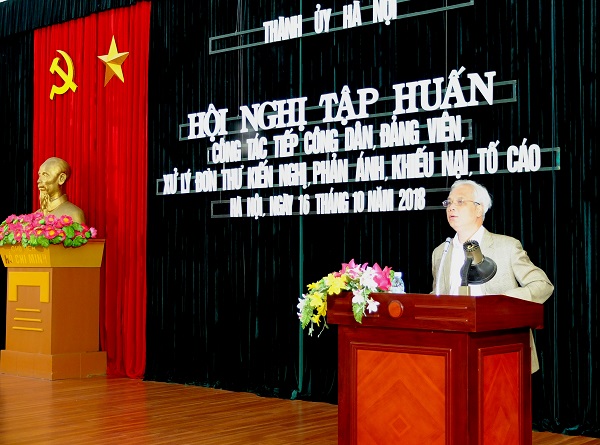Đồng chí Nguyễn Thế Toàn, Phó Trưởng ban Thường trực Ban Nội chính Thành ủy Hà Nội truyền đạt các nội dung tại Hội nghị