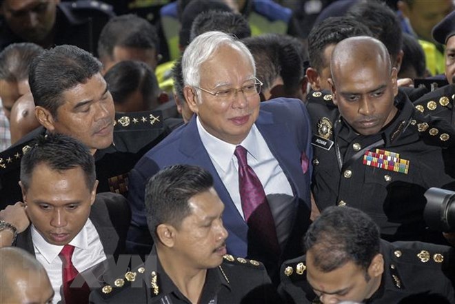 Cựu Thủ tướng Malaysia Najib Razak (giữa) bị triệu tập tới Tòa thượng thẩm Kuala Lumpur ngày 4/7. (Ảnh: EPA/TTXVN)