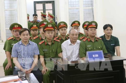 Bị cáo Phan Văn Anh Vũ (áo caro, bên trái), bị cáo Phan Hữu Tuấn (áo trắng, giữa) và bị cáo Nguyễn Hữu Bách (áo sẫm, bên phải) tại phiên tòa xét xử sơ thẩm ngày 30-7-2018