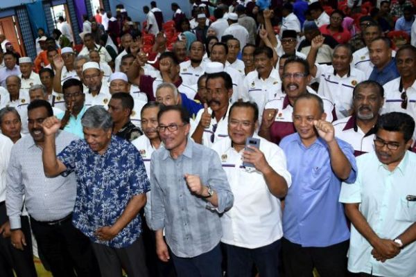 Nghị sỹ Datuk Seri Anwar Ibrahim (thứ tư từ phải sang, hàng đầu) tại Cảng Dickson. Ảnh: Bernama