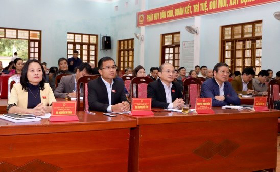 Các đại biểu Quốc hội tỉnh Nghệ An tại buổi tiếp xúc cử tri phường Quang Tiến, thị xã Thái Hòa