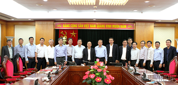 Các đồng chí Lãnh đạo Ban và đại diện các vụ, đơn vị thuộc Ban Nội chính Trung ương chụp ảnh lưu niệm với đồng chí Lê Văn Lân