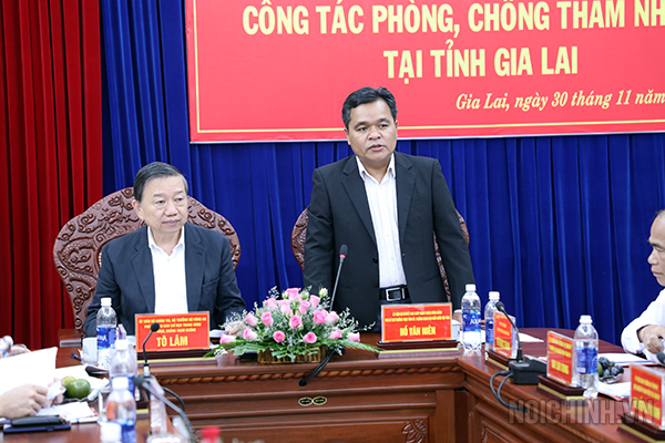 Đồng chí Hồ Văn Niên, Ủy viên dự khuyết Trung ương Đảng, Phó Bí thư Thường trực Tỉnh ủy phát biểu tại buổi làm việc