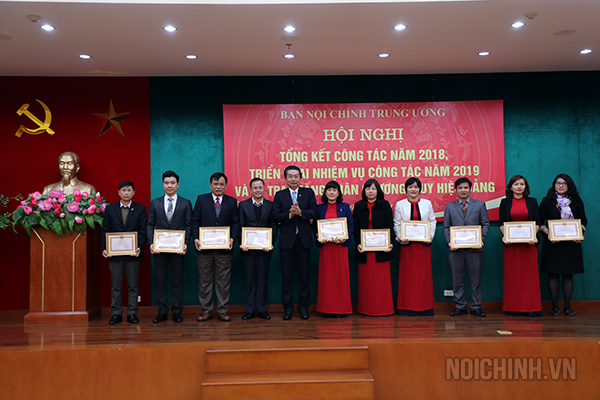 Đồng chí Võ Văn Dũng, Ủy viên Trung ương Đảng, Phó Trưởng ban Thường trực Ban Nội chính Trung ương trao tặng danh hiệu Chiến sĩ thi đua cơ sở cho các cá nhân có thành tích xuất sắc năm 2018 ngày 04-01-2019. 