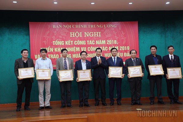 Đồng chí Nguyễn Thái Học, Phó trưởng Ban Nội chính Trung ương; Ủy viên Ban Chỉ đạo Cải cách tư pháp Trung ương trao Bằng khen cho 08 tập thể có thành tích xuất sắc, đột xuất trong công tác năm 2018