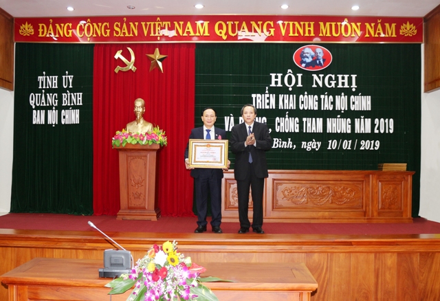 Đồng chí Trần Hải Châu, Ủy viên Ban Thường vụ, Trưởng Ban Nội chính Tỉnh ủy vinh dự nhận Huân chương Lao động hạng Ba
