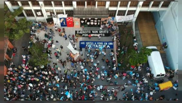  Hàng trăm người dân Guatemala biểu tình sau khi Tổng thống Morales đóng cửa đơn vị chống tham nhũng   