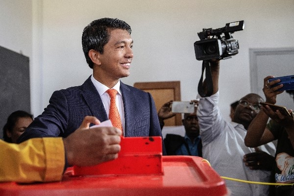 Ứng viên Tổng thống Andry Rajoelina thực hiện bỏ phiếu trong cuộc bầu cử Tổng thống ở Antananarivo, Madagascar