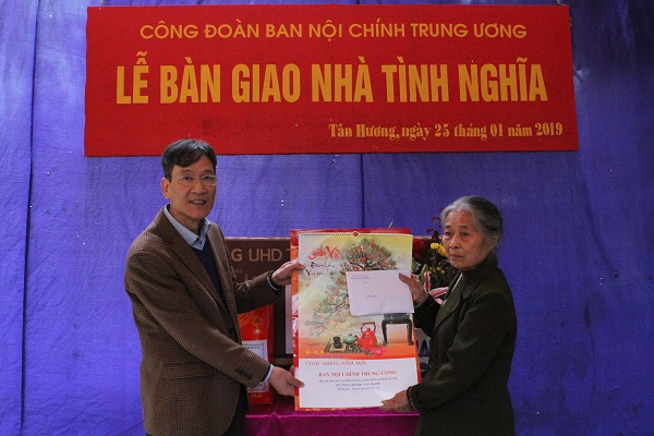 Đồng chí Trần Quang Tiến, Chủ tịch Công đoàn cơ quan Ban Nội chính Trung ương trao quà cho bà Nguyễn Thị Thanh Đích