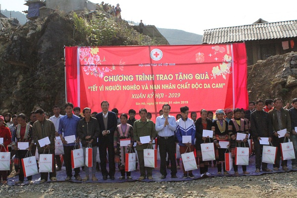 Đồng chí Nguyễn Thái Học, Phó trưởng Ban Nội chính Trung ương tặng quà cho các gia đình khó khăn xã Làng Mô, huyện Sìn Hồ, tỉnh Lai Châu