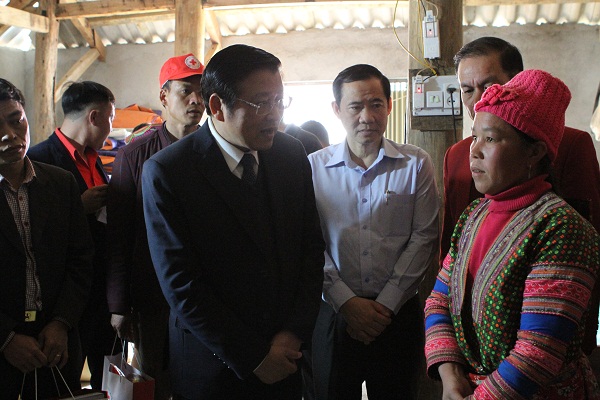 Đồng chí Trưởng Ban và Phó trưởng Ban Nội chính Trung ương thăm hỏi, động viên các hộ gia đình khó khăn xã Làng Mô, huyện Sìn Hồ, tỉnh Lai Châu