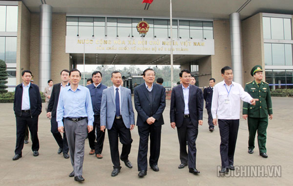 Đồng chí Phan Đình Trạc, Bí thư Trung ương Đảng, Trưởng Ban Nội chính Trung ương kiểm tra, nắm tình hình hoạt động xuất - nhập khẩu tại Cửa khẩu Quốc tế đường bộ số II Kim Thành