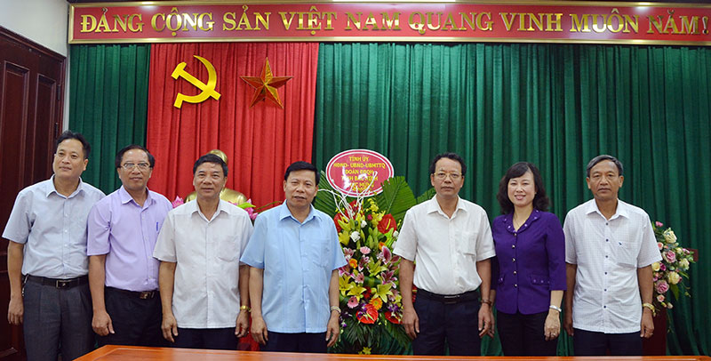 Các đồng chí Thường trực Tỉnh ủy Bắc Ninh tặng hoa chúc mừng Ban Nội chính Tỉnh ủy