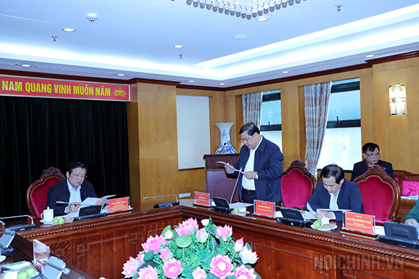 Đồng chí Phạm Gia Túc, Phó trưởng Ban Nội chính Trung ương trình bày Báo cáo tại Hội nghị