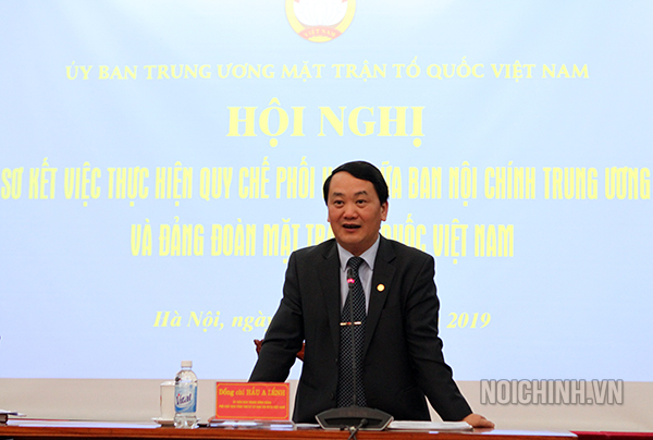 Đồng chí Hầu A Lềnh, Ủy viên Trung ương Đảng, Phó Chủ tịch - Tổng Thư ký Ủy ban Trung ương MTTQ Việt Nam phát biểu tại Hội nghị
