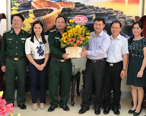 Lãnh đạo Ban Nội chính Tỉnh ủy tặng hoa chúc mừng Ngày truyền thống Bộ đội Biên phòng 