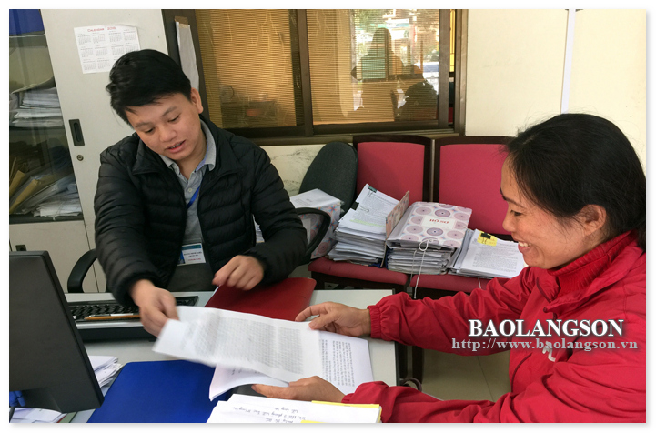 Cán bộ Ban tiếp dân thành phố Lạng Sơn tiếp nhận và giải thích cho người dân về quy trình giải quyết các kiến nghị